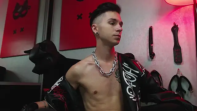 Joseph  Quinn online show from March 10, 2025, 11:12 am