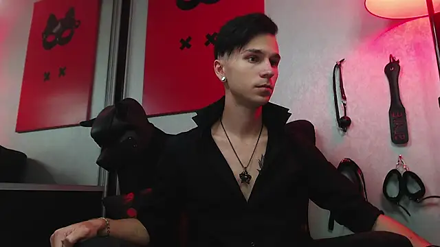 Joseph  Quinn online show from March 7, 2025, 11:18 am