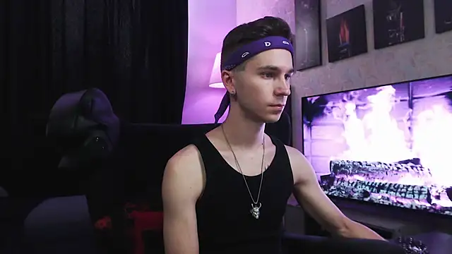 Joseph  Quinn online show from September 15, 2025, 8:37 am