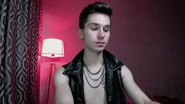 Joseph  Quinn online show from October 6, 2025, 12:28 pm