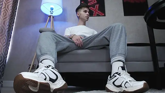 Joseph  Quinn online show from November 12, 2025, 5:22 am