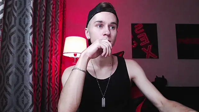 Joseph  Quinn online show from November 30, 2025, 11:44 am