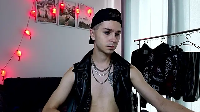 Joseph  Quinn online show from March 11, 2026, 4:06 am