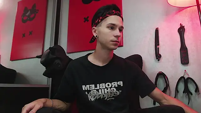 Joseph  Quinn online show from March 22, 2025, 8:40 am