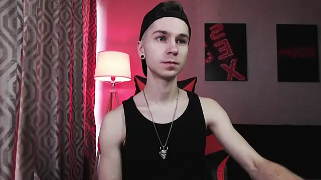 Joseph  Quinn online show from November 11, 2025, 7:14 am