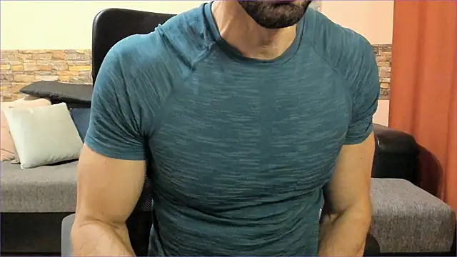 HotHunkTrainer online show from November 5, 2025, 8:39 am