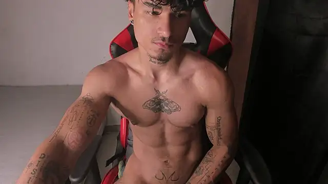 Snapshot of Thomas_Fit1 chatting on May 24, 2026, 4:12 am Thomas Fit1 online show from May 24, 2026, 4:12 am