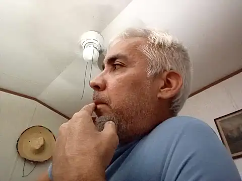 Xoc8  online show from November 16, 2025, 10:24 pm