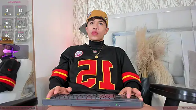 Snapshot of 1m_Joel chatting on December 15, 2025, 5:02 am 1m Joel online show from December 15, 2025, 5:02 am