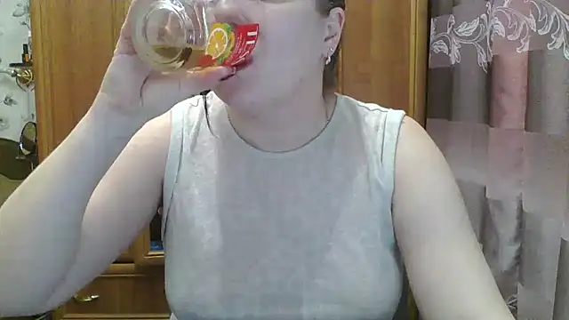 Snapshot of SophieNightAh chatting on January 29, 2025, 2:32 pm SophieNightAh online show from January 29, 2025, 2:32 pm