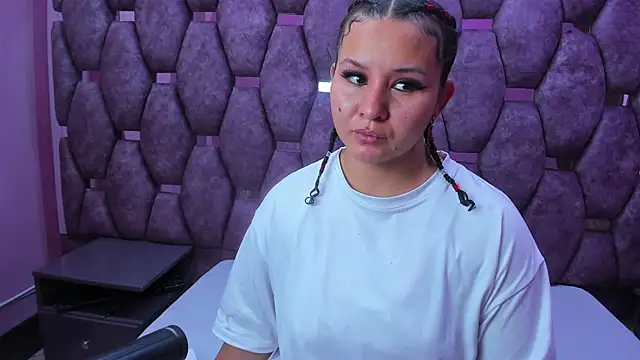 Snapshot of AlaSmith chatting on November 9, 2025, 2:15 am AlaSmith online show from November 9, 2025, 2:15 am