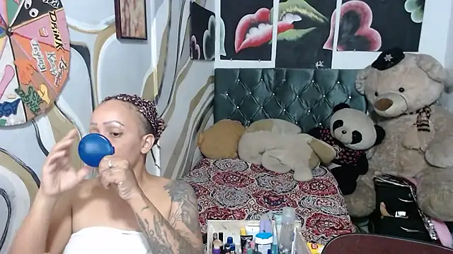 manzanahot9 online show from April 4, 2026, 7:53 pm