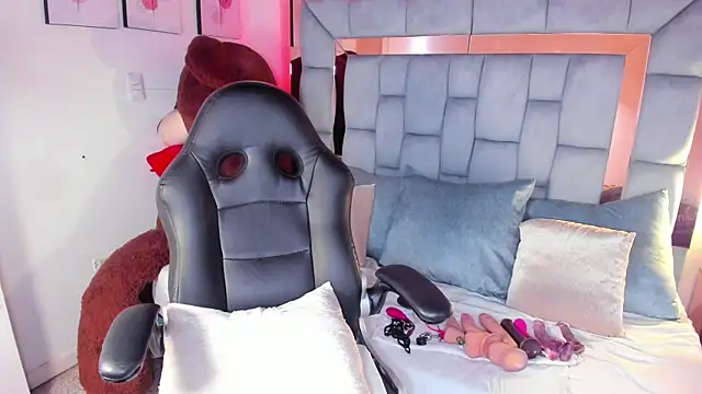 kitty roouse online show from December 19, 2025, 8:22 pm