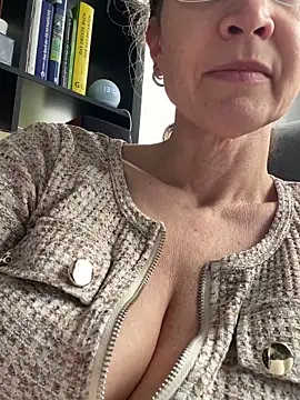 AnnikaRose online show from April 1, 2026, 11:33 am