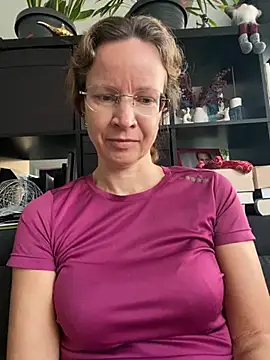 Snapshot of AnnikaRose chatting on October 2, 2025, 5:44 am AnnikaRose online show from October 2, 2025, 5:44 am