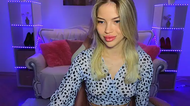 EmmyMills online show from October 11, 2025, 7:48 pm