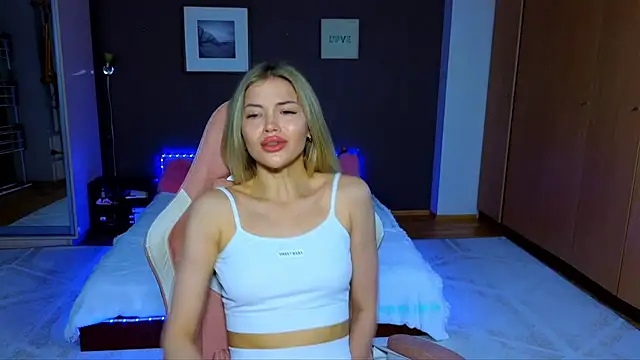 EmmyMills online show from March 9, 2025, 1:04 am