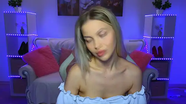 EmmyMills online show from September 21, 2025, 8:58 pm