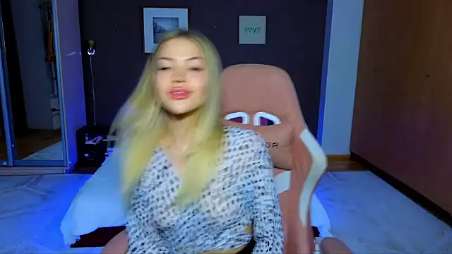 EmmyMills online show from March 17, 2025, 6:32 pm