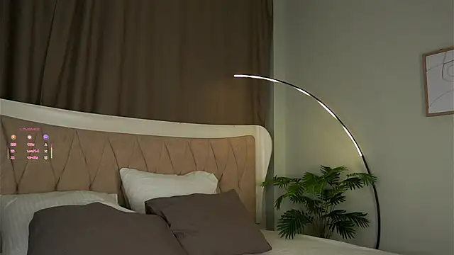 LillianLester online show from September 19, 2025, 1:42 am