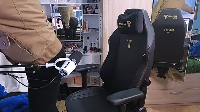 Snapshot of MemiKouki chatting on January 9, 2025, 4:49 pm MemiKouki online show from January 9, 2025, 4:49 pm