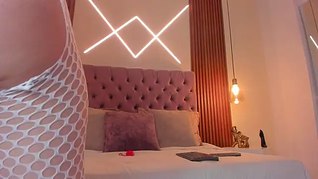 Sophia turneer online show from December 20, 2025, 10:29 am