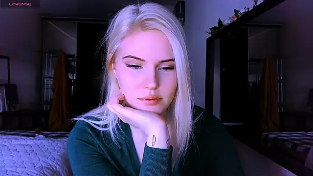 VoluptuousDreams online show from March 14, 2025, 2:30 pm