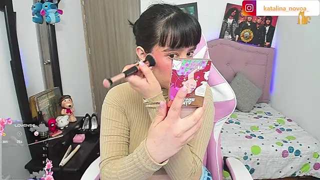 Katalina novoa online show from February 3, 2026, 3:04 am