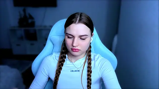 StellaLawless online show from December 4, 2025, 12:15 pm