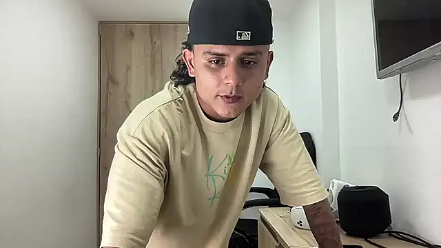 Snapshot of bob_petterson chatting on September 28, 2025, 4:19 am bob petterson online show from September 28, 2025, 4:19 am