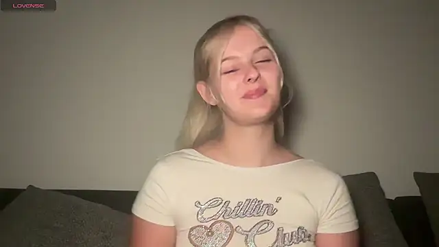 Snapshot of Allylove03 chatting on November 8, 2025, 2:26 am Allylove03 online show from November 8, 2025, 2:26 am