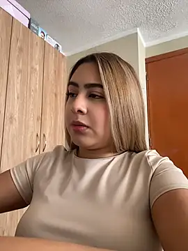 Snapshot of Miabonnett_ chatting on July 4, 2026, 3:05 pm Miabonnett online show from July 4, 2026, 3:05 pm