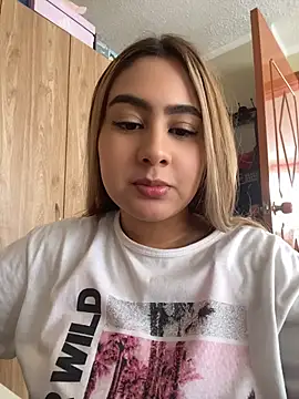 Snapshot of Miabonnett_ chatting on July 6, 2026, 3:47 pm Miabonnett online show from July 6, 2026, 3:47 pm