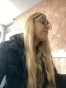 Miabonnett  online show from November 4, 2025, 12:09 pm