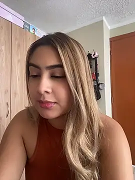 Snapshot of Miabonnett_ chatting on July 7, 2026, 3:26 pm Miabonnett online show from July 7, 2026, 3:26 pm