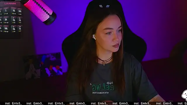 Snapshot of Emili1- chatting on April 3, 2026, 10:43 am Emili1- online show from April 3, 2026, 10:43 am