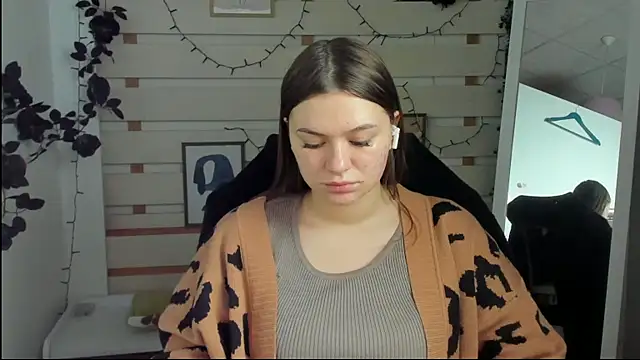 Josephine Kiss online show from April 10, 2026, 6:53 am