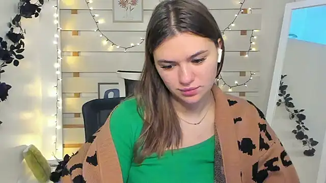 Josephine Kiss online show from November 15, 2025, 1:26 pm