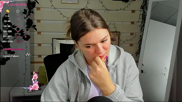 Josephine Kiss online show from March 31, 2026, 10:50 am