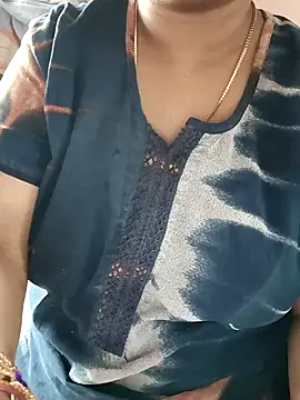 Snapshot of cuteyqueen chatting on March 17, 2025, 3:03 am cuteyqueen online show from March 17, 2025, 3:03 am