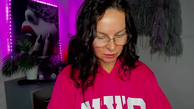 HelenLuxx online show from March 7, 2026, 7:15 am