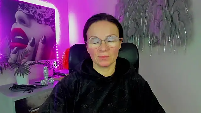 HelenLuxx online show from January 15, 2026, 4:21 pm