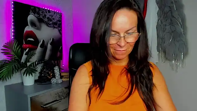 HelenLuxx online show from May 29, 2026, 3:40 pm