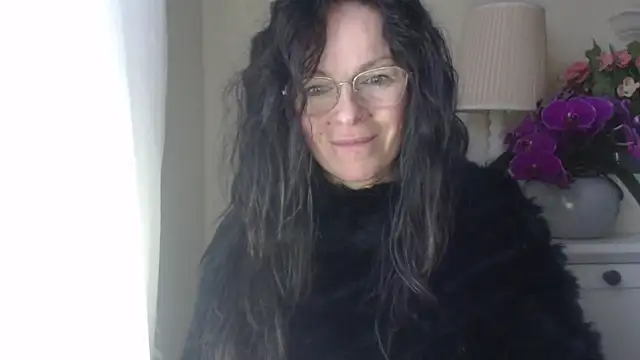 HelenLuxx online show from October 24, 2025, 6:12 am