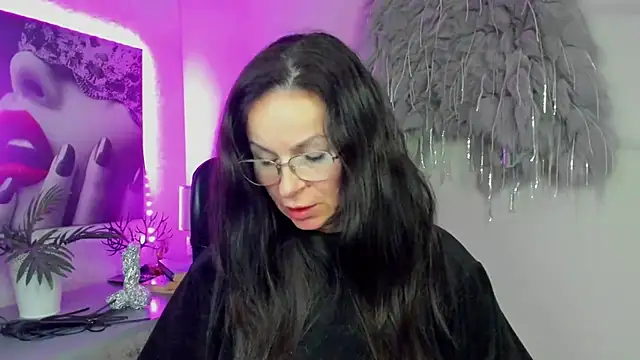 HelenLuxx online show from December 19, 2025, 4:20 pm