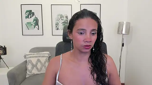 leslyflorez online show from February 20, 2025, 8:47 pm