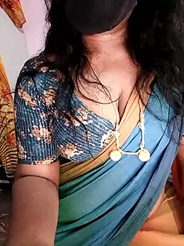 Snapshot of louise92 chatting on May 27, 2026, 8:11 am louise92 online show from May 27, 2026, 8:11 am