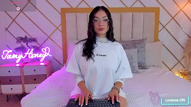 Snapshot of TamyHoney chatting on September 11, 2025, 11:27 pm TamyHoney online show from September 11, 2025, 11:27 pm