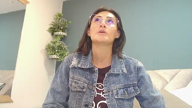 Snapshot of SharisWillian chatting on November 13, 2025, 3:32 am SharisWillian online show from November 13, 2025, 3:32 am