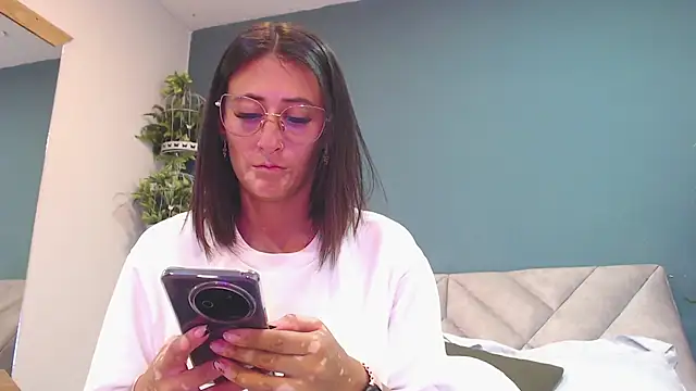 Snapshot of SharisWillian chatting on January 12, 2026, 4:19 am SharisWillian online show from January 12, 2026, 4:19 am